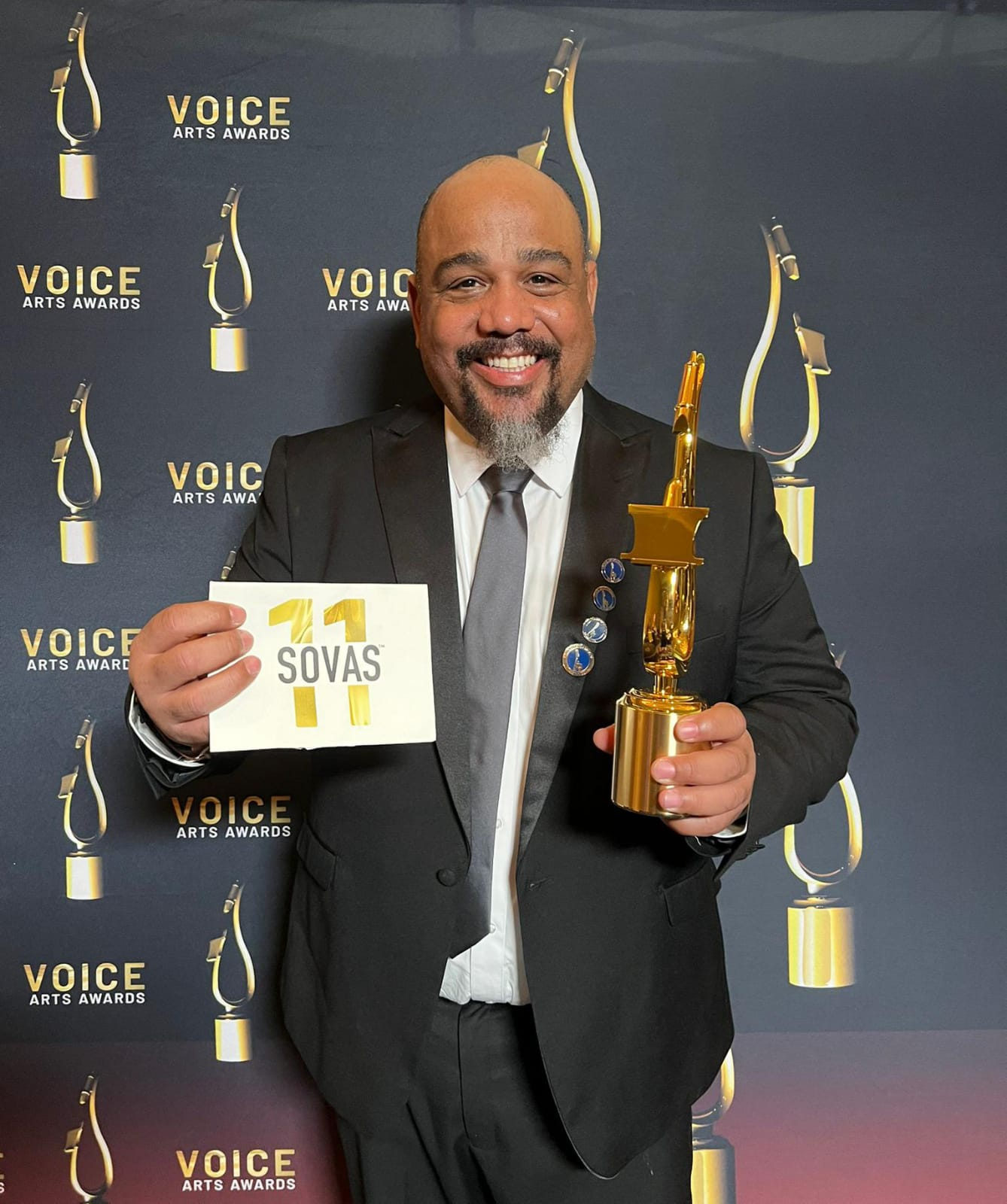 «Martín Alcántara, Voz Oficial de RTVD, gana Prestigioso premio Voice Artist Award»