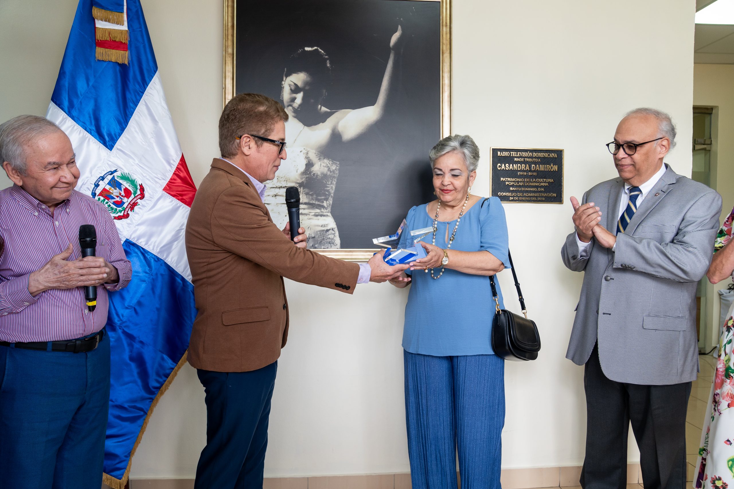 RTVD entrega reconocimiento “Estrella al Legado Cultural” a Casandra Damirón